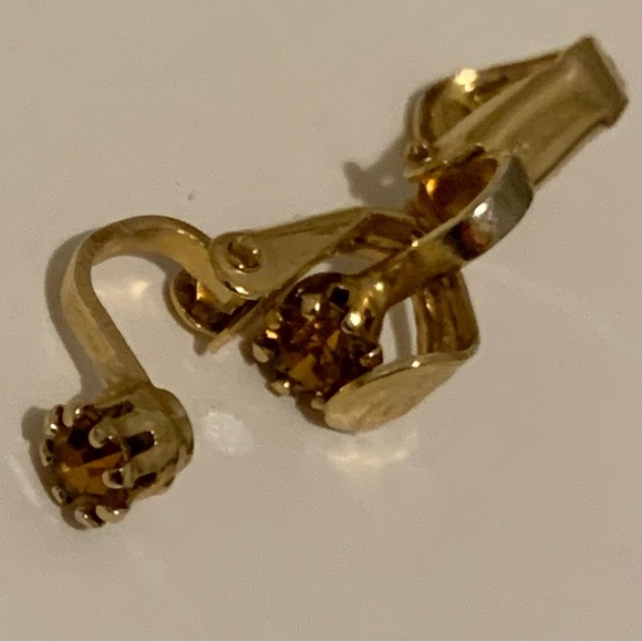 VINTAGE Clip Ons Earrings Topaz Color Stones
Clip On Gold Tone Earrings - Picture 9 of 16